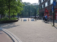850255 Gezicht op het pleintje op de hoek van de Draaiweg en de Merelstraat (achtergrond) te Utrecht. Op het pleintje ...